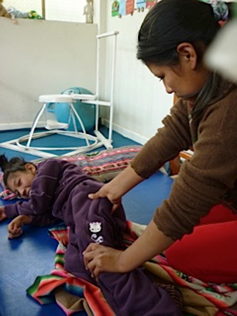 Guadalupe pratique le shiatsu avec sa petite soeur, atteinte de paralysie cérébrale infantile.